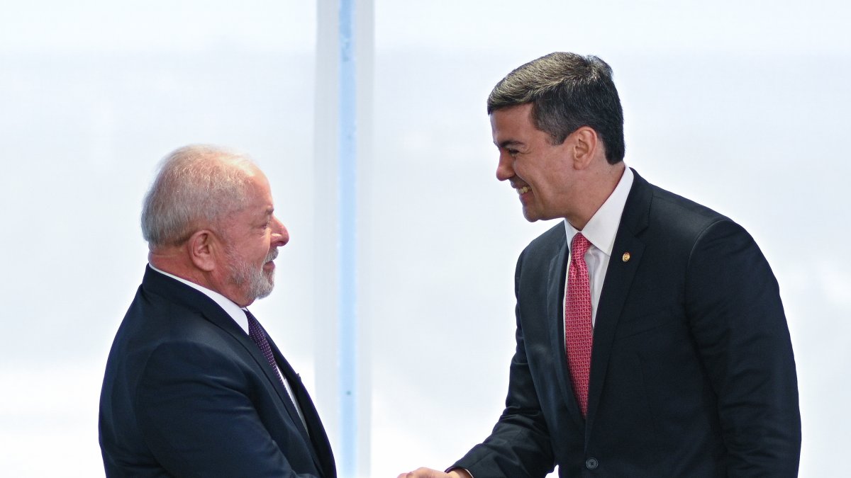 El presidente de Brasil, Luiz Inácio Lula da Silva (izq.), saluda el presidente electo de Paraguay, Santiago Peña, durante una reunión en el Palacio del Planalto, hoy 16 de mayo de 2023 en Brasília.
