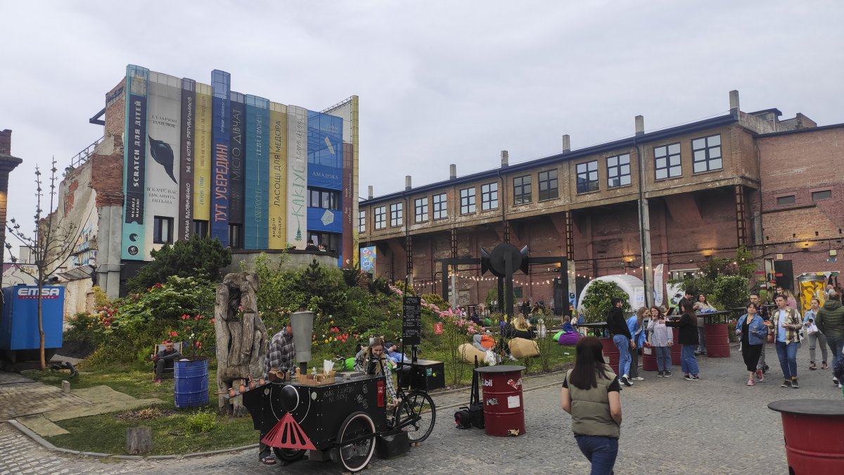 Vista de la feria 'Café, Libros y Objetos Retro', una de las mayores de Leópolis, que vuelve tras suspenderse temporalmente por la guerra.