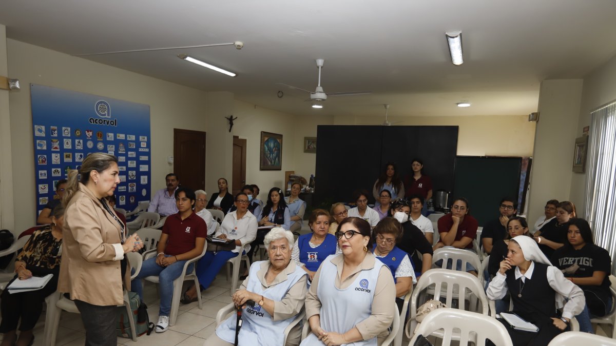 Presencia. La mañana de ayer se convocó al primer grupo de organizaciones con el que se trabajará en la primera de tres fases del programa. Janeth Campoverde (izq.) explica alcances del proyecto.