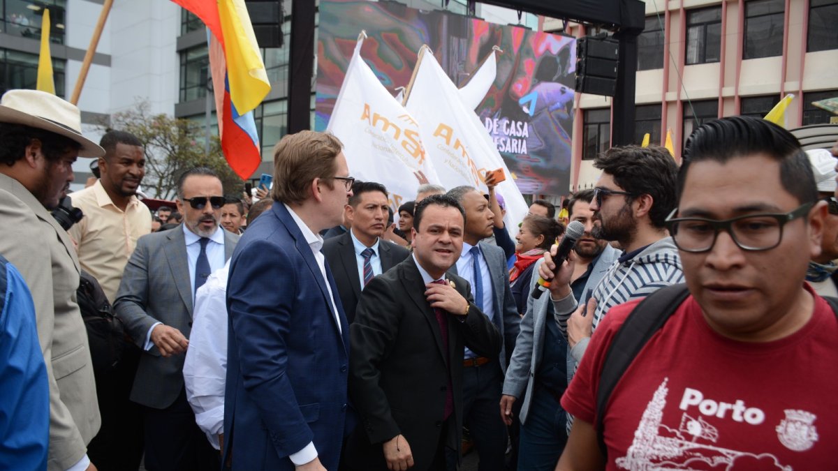 Acción. El ministro Esteban Bernal fue uno de los que arengó a los simpatizantes que llegaron a los exteriores de la Asamblea.
