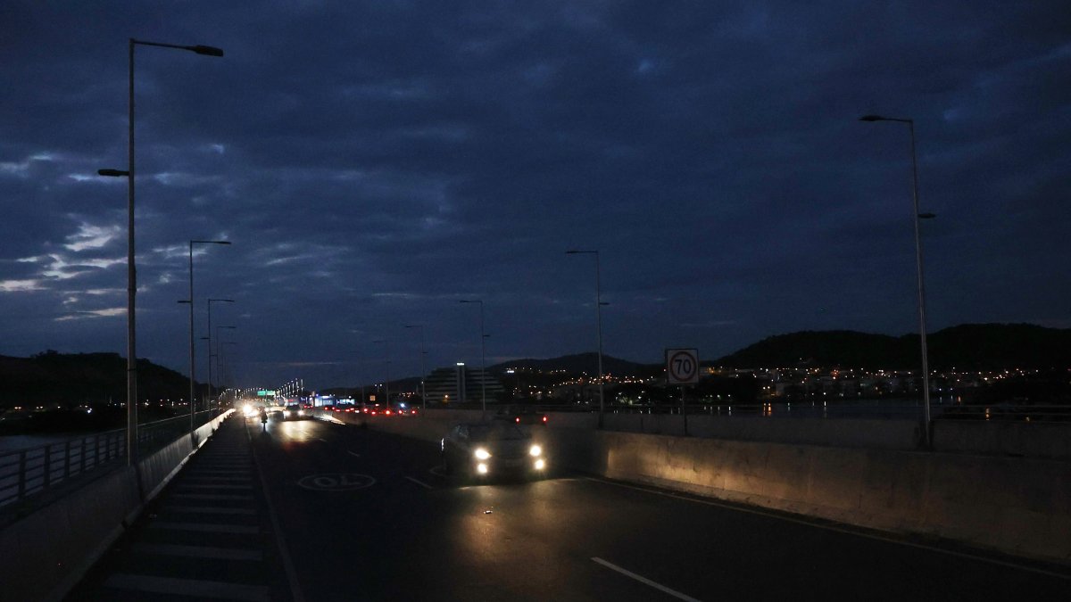 Situación. Al caer la noche, las luminarias que se levantan por el lado de Guayaquil no encienden desde hace algunos meses. La comunidad espera una intervención.