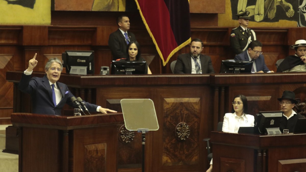 Defensa. Guillermo Lasso habla, Viviana Veloz observa, Virgilio Saquicela se clava en el teléfono