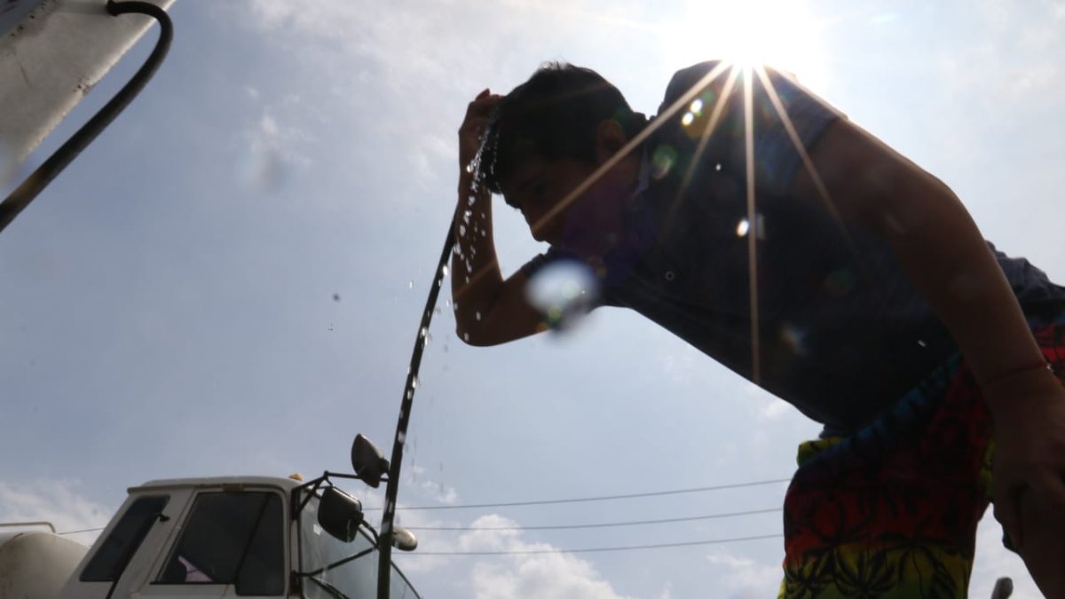 Foto referencial. Los habitantes hacen paradas en las gasolineras de Guayaquil para mojarse el rostro y la cabeza, y lograr así aplacar en algo el calor y la humedad.