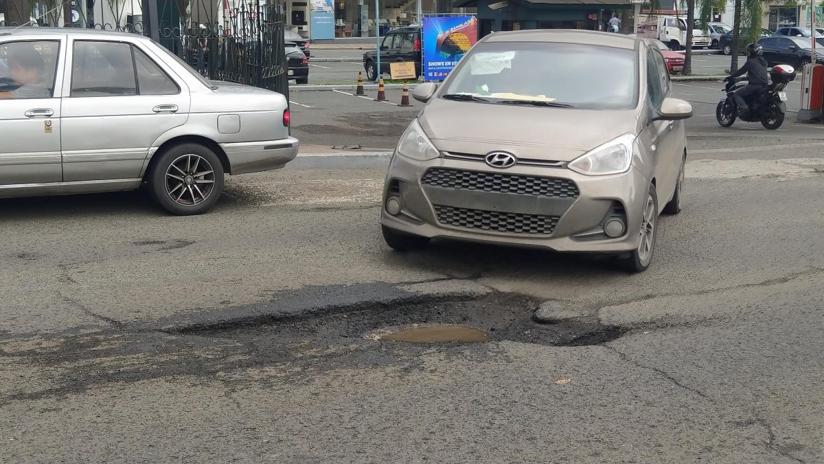 Este es uno de los huecos que causan molestias en Las Monjas, en Urdesa.