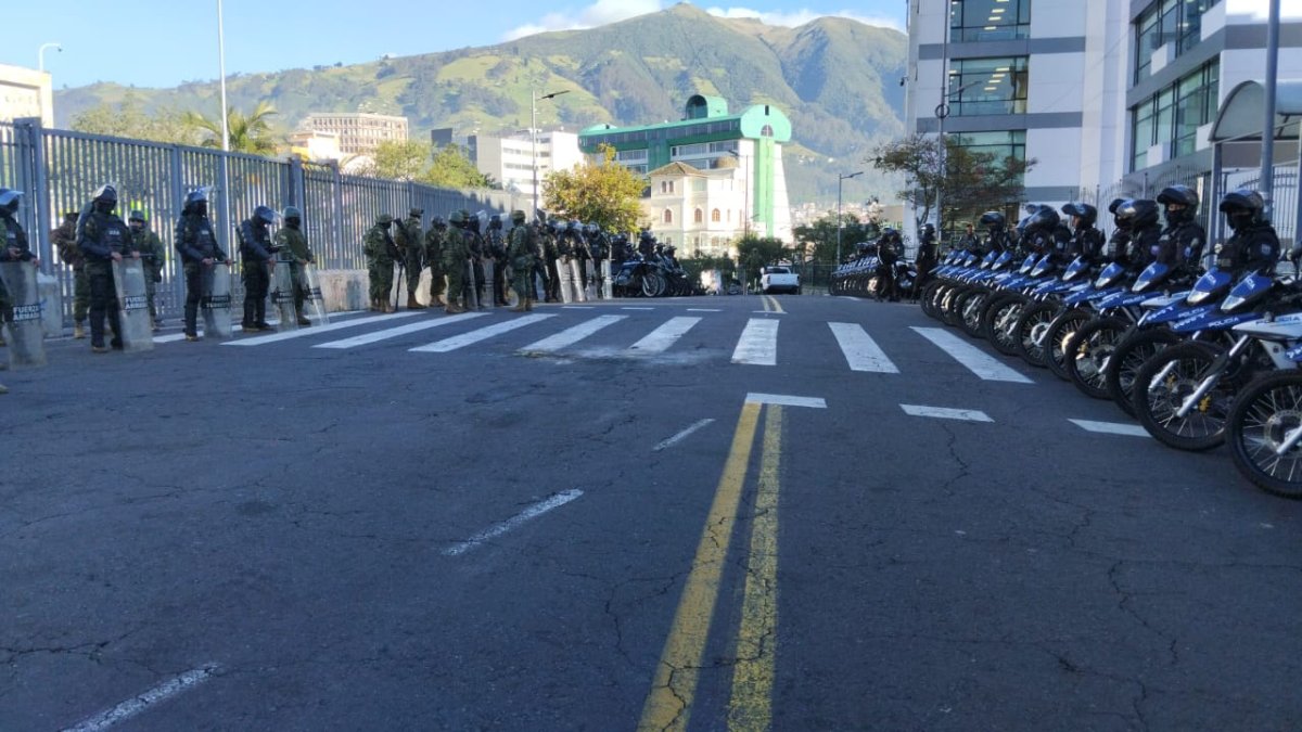 El personal del legislativo fue desalojado desde la madrugada. Todos los accesos al Legislativo están custodia