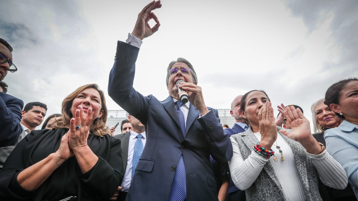 Guillermo Lasso en los exteriores de la asamblea.