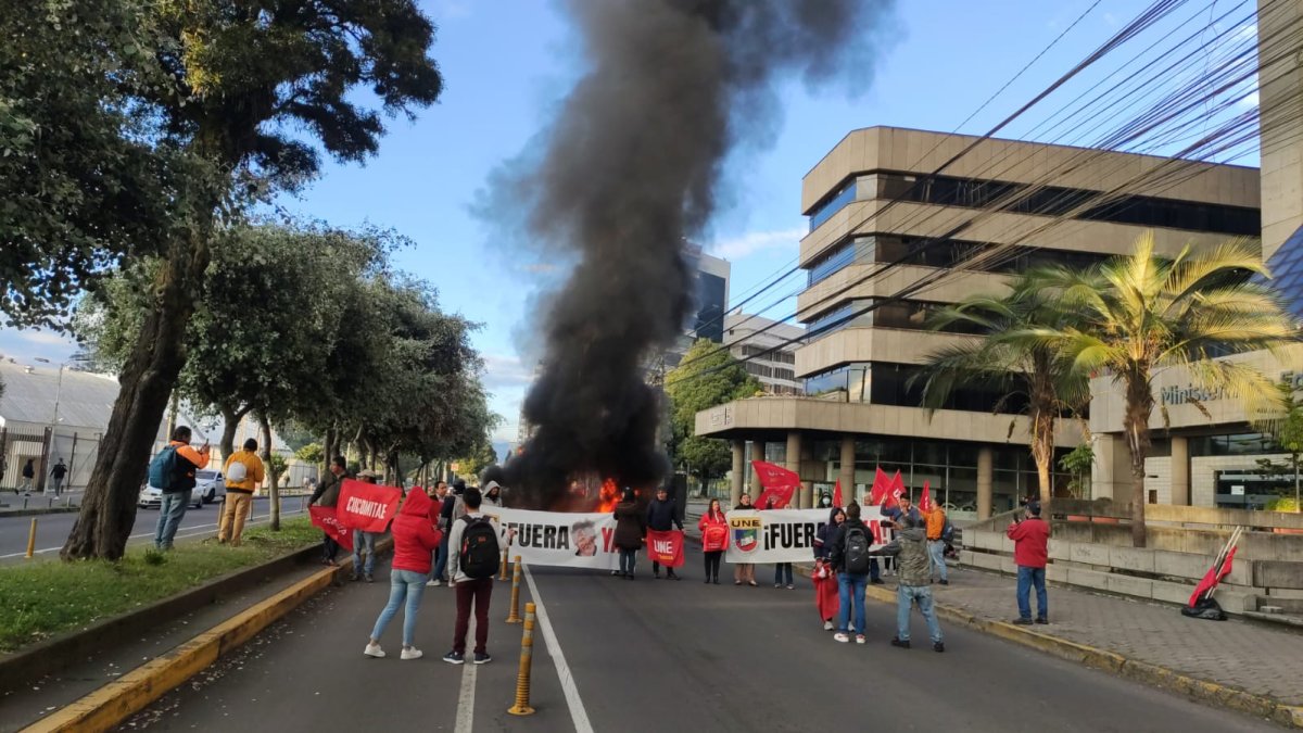 La AMT reportó cierre de la avenida Amazonas, a la altura del Ministerio de Educación.