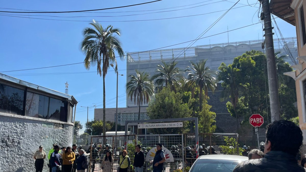 Trabajadores en los exteriores del Legislativo.