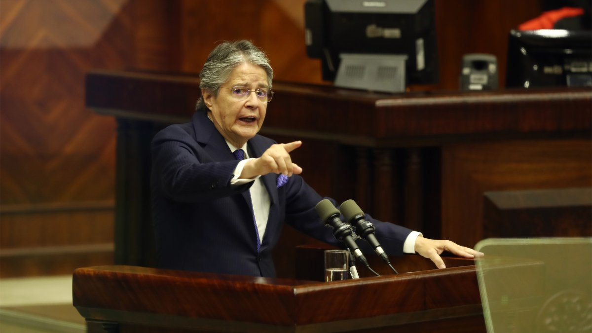 El presidente de Ecuador, Guillermo Lasso, interviene durante un juicio político de censura en su contra hoy, en la sede de la Asamblea Nacional, en Quito (Ecuador).
