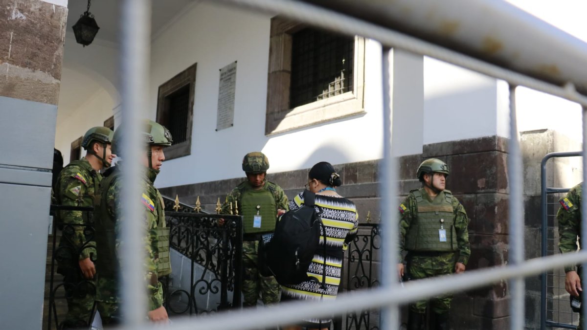 El Palacio de Carondelet se encuentra militarizado, igual que la asamblea nacional.
