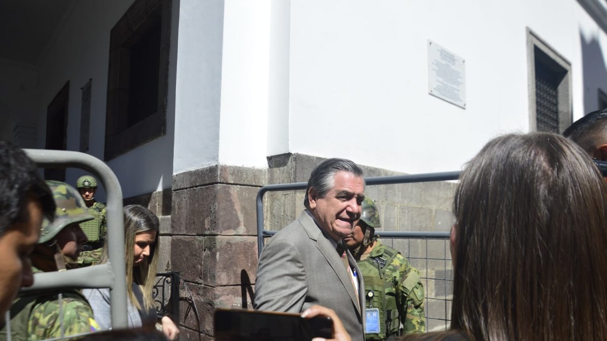 El ministro de Trabajo, Patricio Donoso, previo al ingreso a Carondelet, este 17 de mayo de 2023.