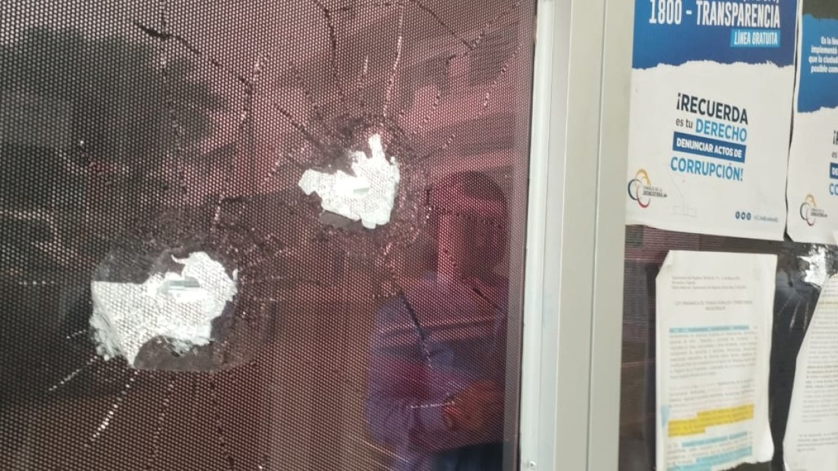 Así quedaron las paredes de la Notaría tras el crimen del pasado 16 de mayo, en Playas.