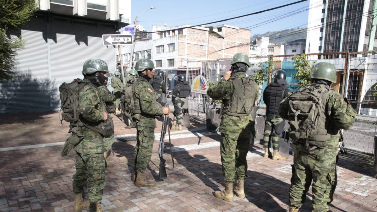 Quito.- El exterior de la Asamblea Nacional está militarizada este miércoles 17 de mayo de 2023.