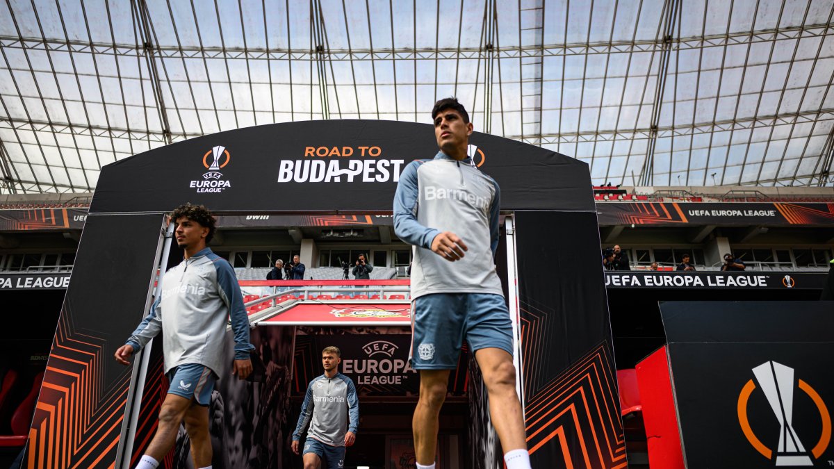 Hincapié (d) fue titular en los siete juegos que el Leverkusen disputó en Europa League.