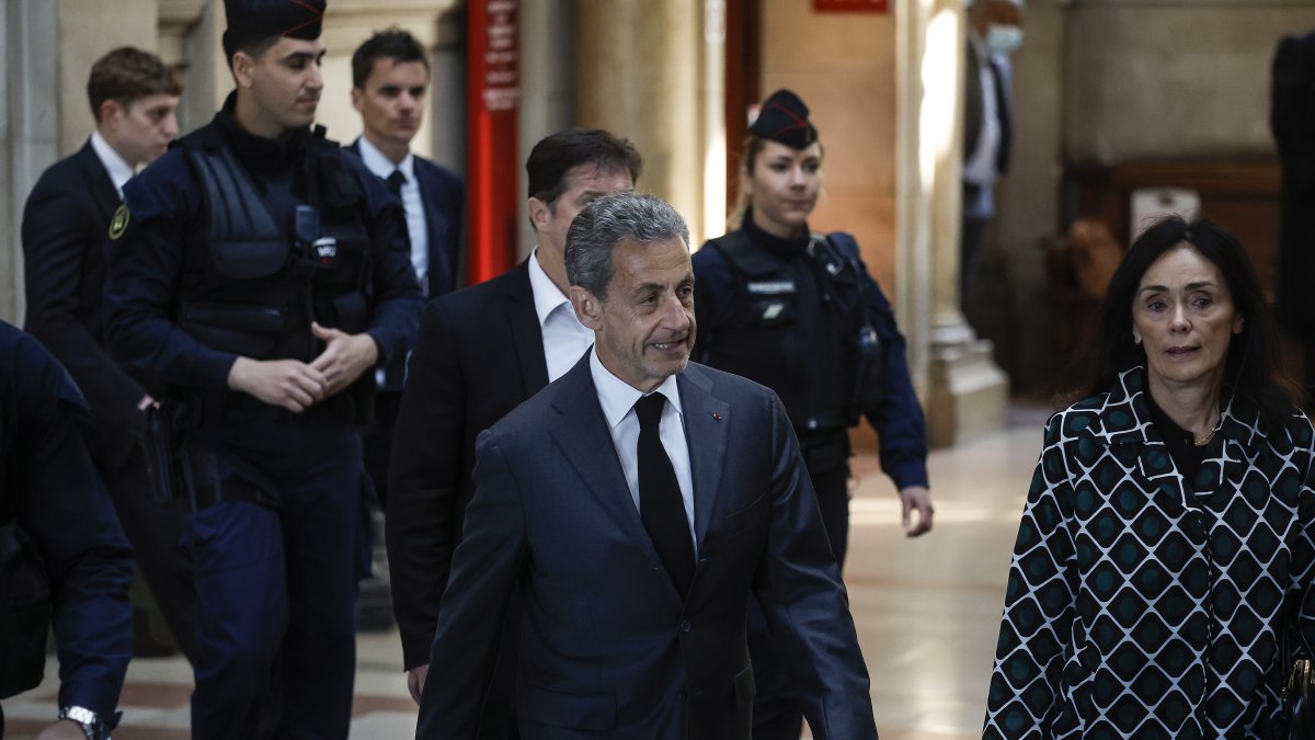 El expresidente francés Nicolas Sarkozy (C) llega al juzgado de París, Francia, el 17 de mayo de 2023.