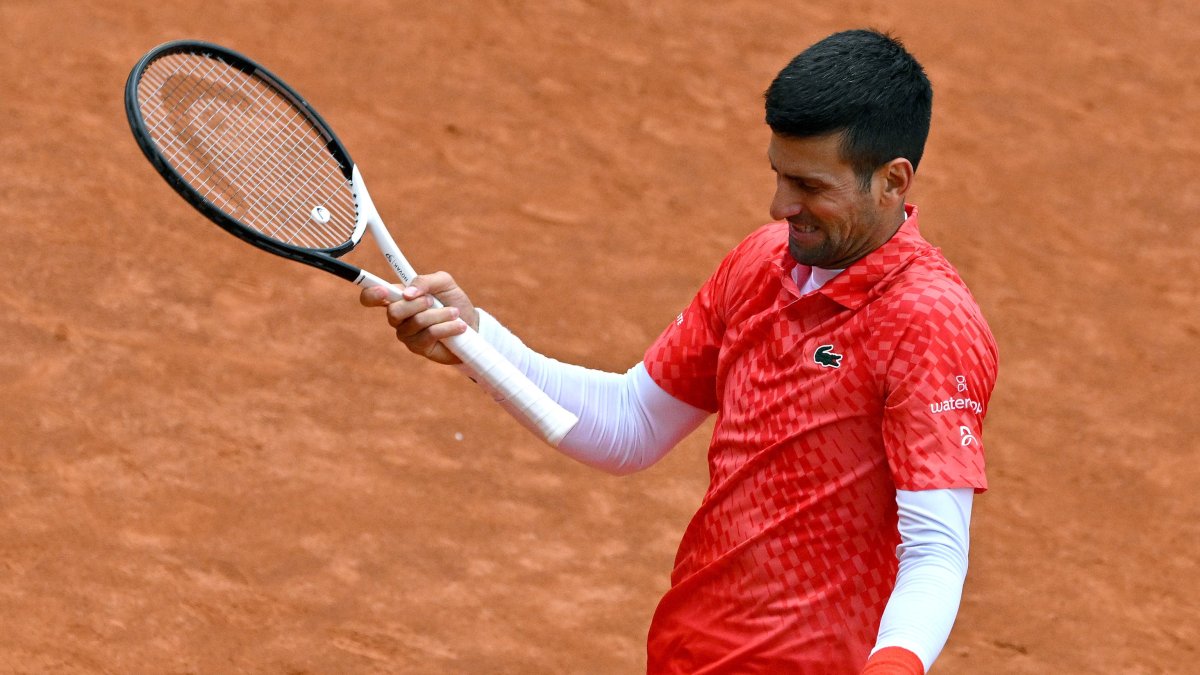 Novak Djokovic en acción durante su partido de cuartos de final contra Holger Rune en el Abierto de Roma.