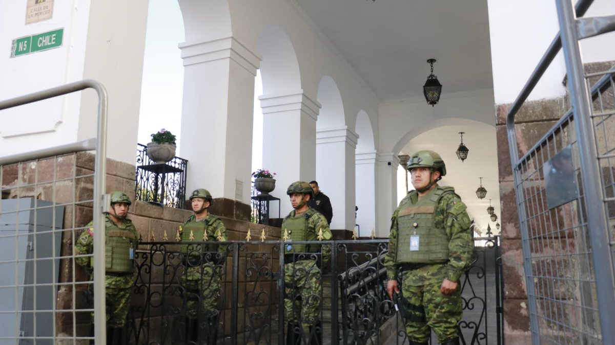 Los alrededores del Palacio de Carondelet permanecen custodiados por militares
