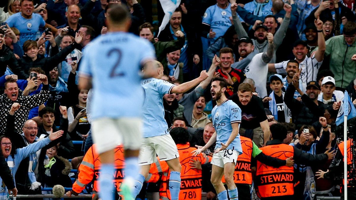 Bernardo Silva, del Manchester City (d), celebra con sus compañeros de equipo después de anotar el gol 2-0.
