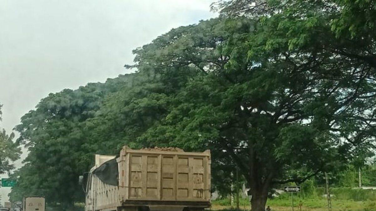 Los habitantes de vía a la costa ya han denunciado que, tras llevar la tolda mal colocada, las piedras que transportan los camiones saltan sobre los autos.
