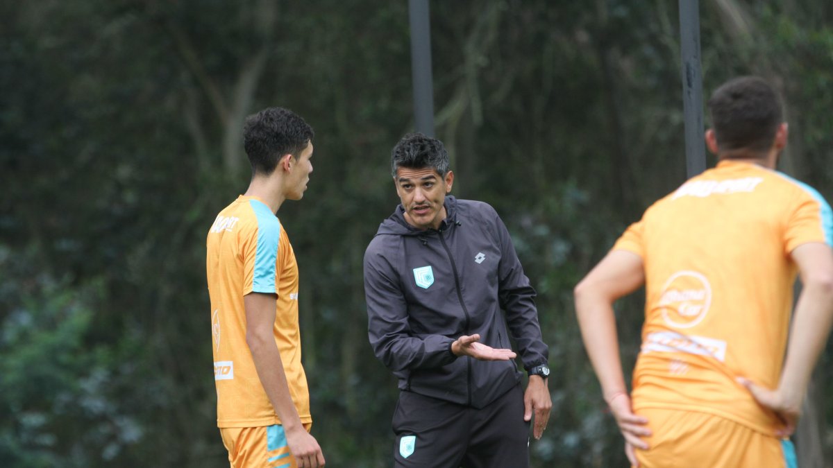 Norberto Araujo (c) se encarga de preparar la estrategia defensiva del Cumbayá. Da consejos a los jugadores sobre ubicación y forma de marcar a los rivales.