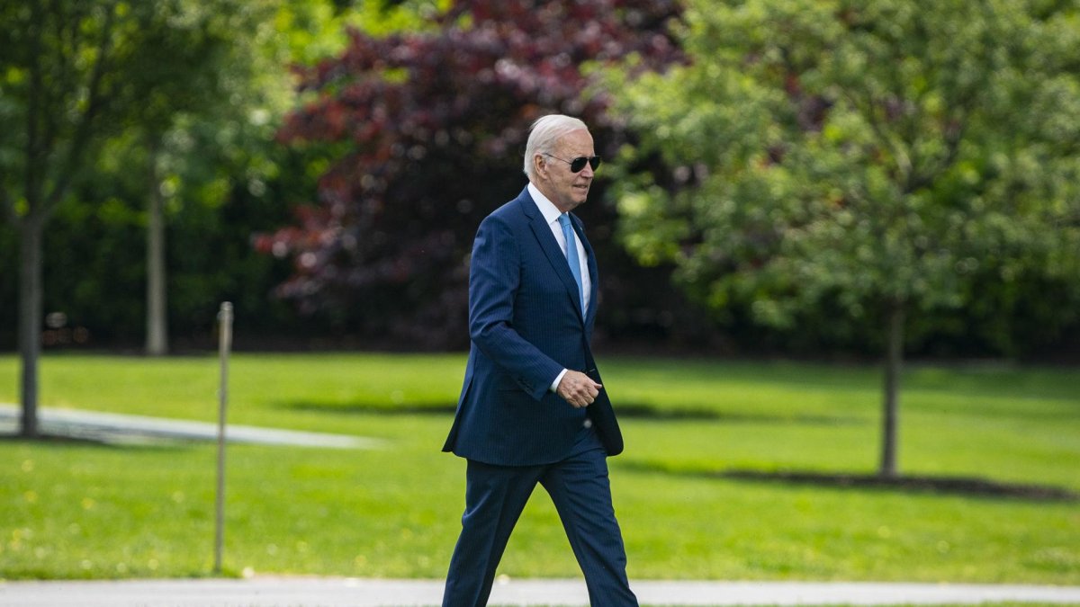 El presidente de los Estados Unidos, Joe Biden, camina por el Jardín Sur de la Casa Blanca.
