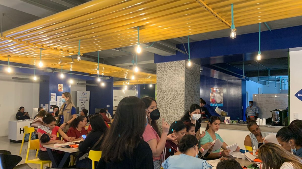 Actividad. Varias personas en uno de los eventos de Girls in Tech Ecuador.