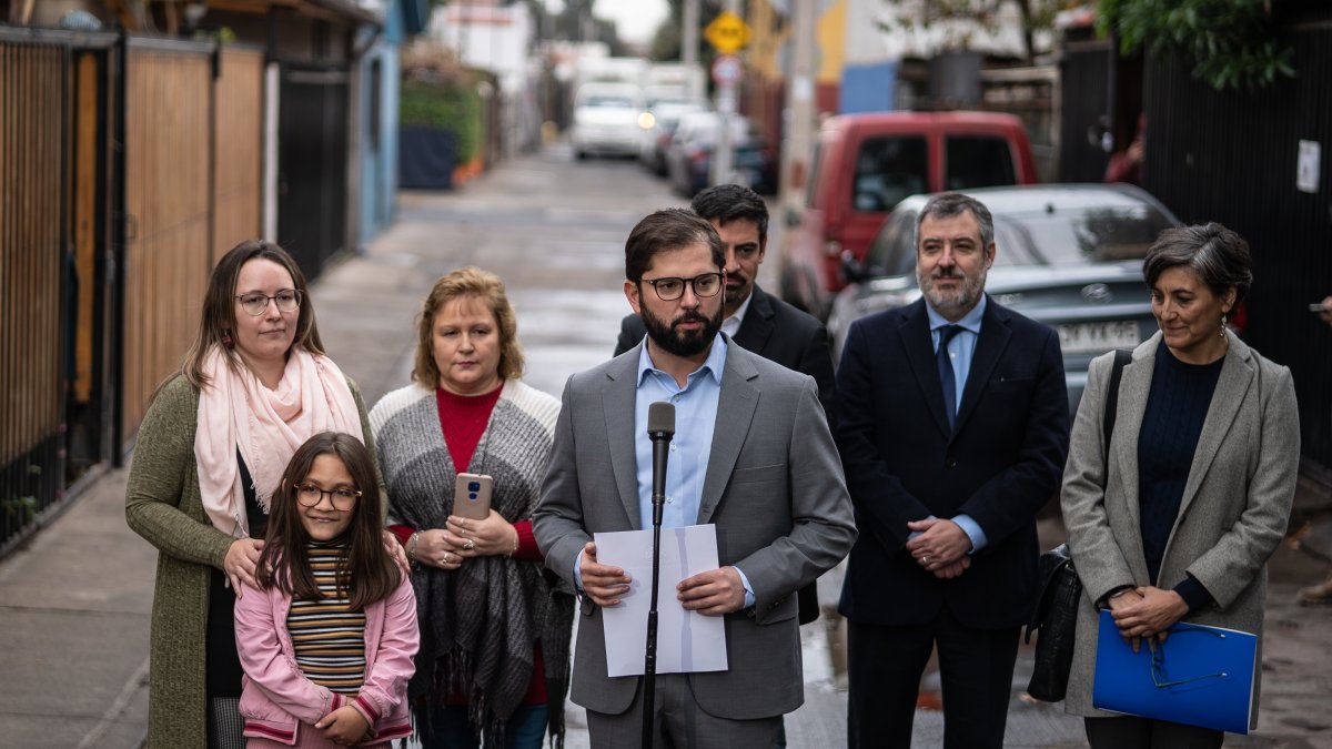 El presidente, Gabriel Boric (c), durante una rueda de prensa, hoy 17 de mayo de 2023 en Santiago (Chile).
