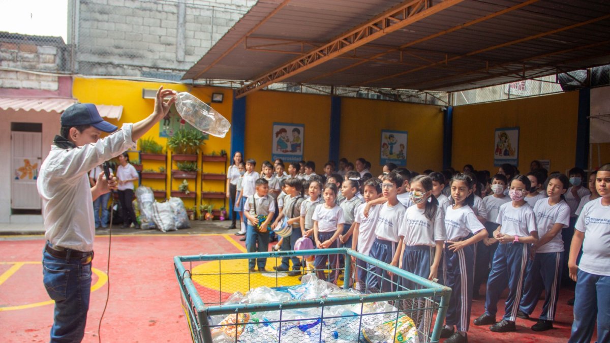 Los estudiantes recibieron charlas ofrecidas por ambientales, quienes les enseñaron la mejor manera de reciclar.