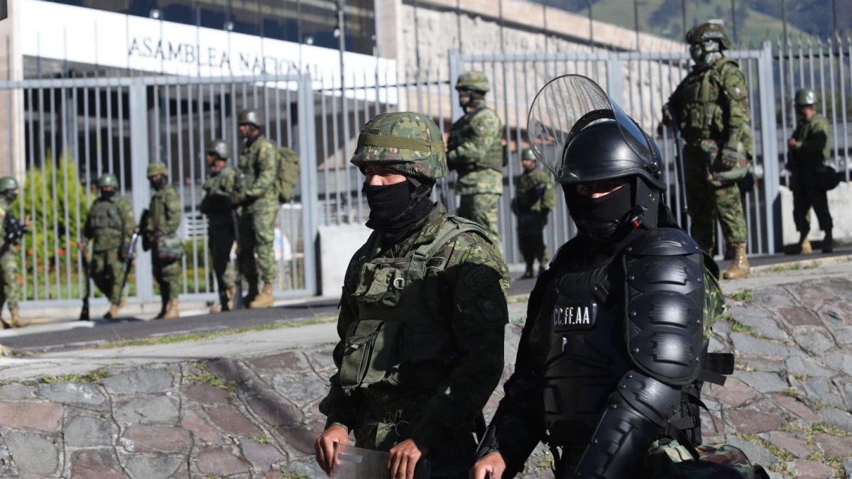 La presencia de militares contribuyó a mantener el orden la mañana que se decretó la muerte cruzada, este miércoles.