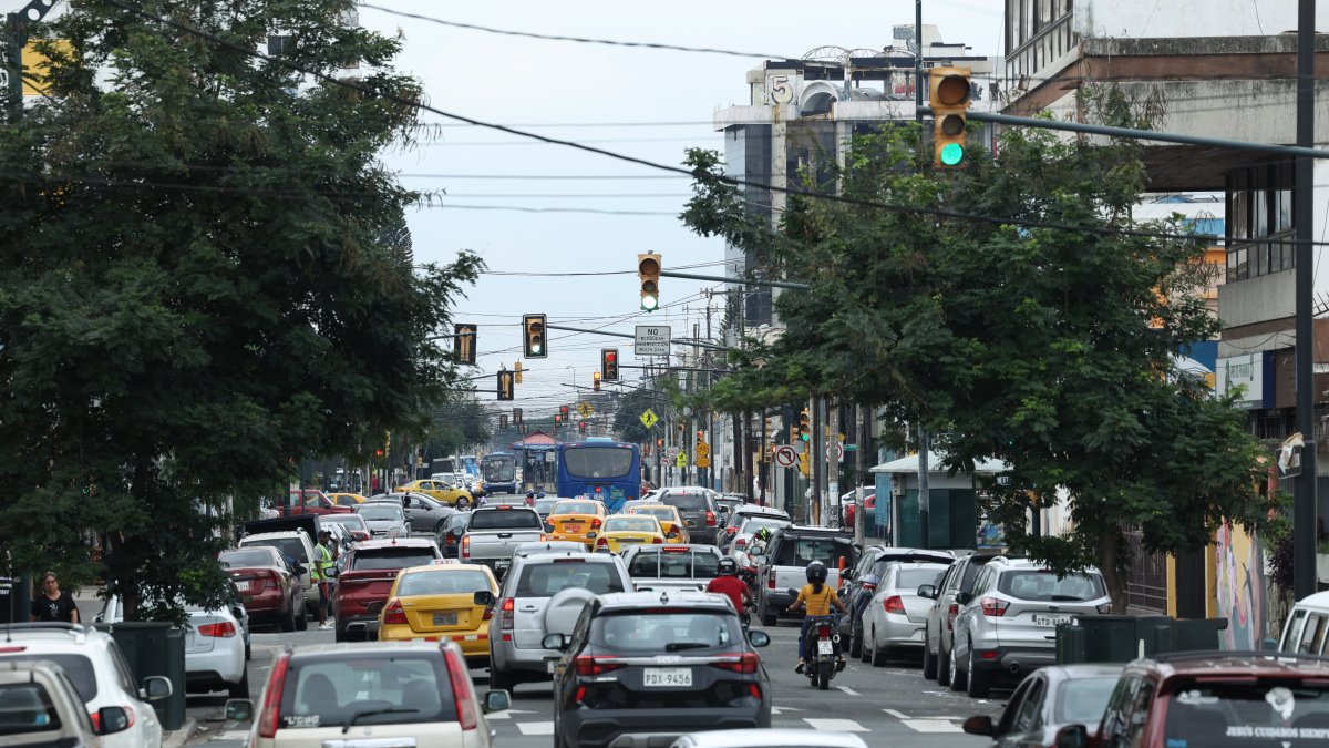 Congestión. Una de las vías que se congestiona en segundos es la calle Tulcán, por la falta de sincronización de un semáforo.