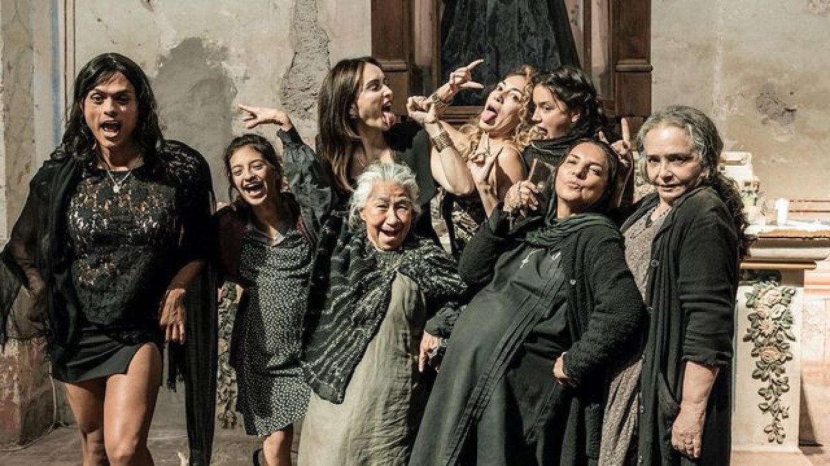 En su papel de Mari, Ana de la Reguera es la perfecta esposa figurete y fifí.