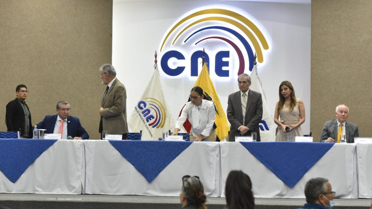 Tras la decisión, los vocales de la CNE y jueces del Tribunal Contencioso Electoral se reunieron.