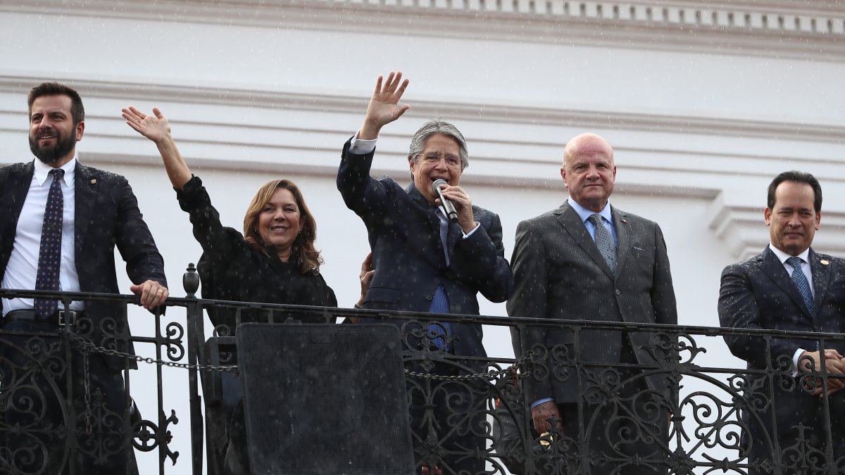 El presidente Guillermo Lasso, junto a su esposa, María de Lourdes Alcívar, y su vicepresidente,  Alfredo Borrero entre otros, habla ante simpatizantes desde el balcón presidencial, el 16 de mayo.