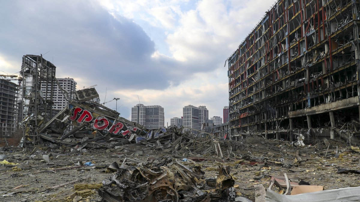 Vista de una calle de Kiev tras un ataque ruso en marzo de 2022