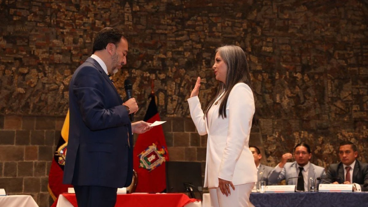 Juramento. Tras mocionar a Racines y recibir el apoyo unánime de los concejales electos, el alcalde de Quito tomó el juramento de la nueva vicealcaldesa del Cabildo quiteño