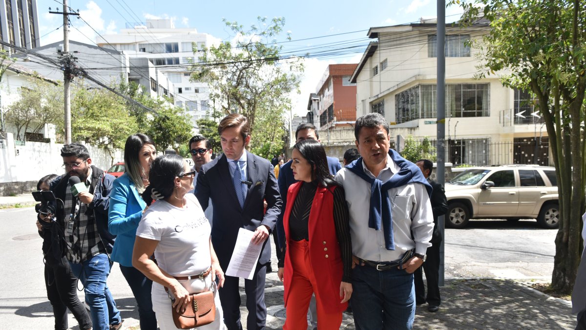 Cita. Los exlegisladores Yeseña Guamaní y Esteban Torres presentaron este jueves 17 de mayo una acción de inconstitucionalidad.