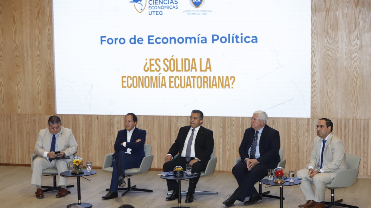 Foro. Analistas económicos, invitados por la UTEG, analizaron los efectos de la muerte cruzada en la economía.