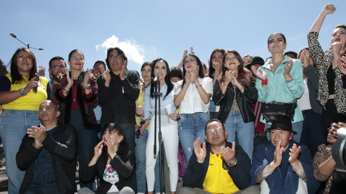 Pronunciamiento. Los exasambleístas del correísmo se concentraron ayer para dar una declaración oficial.