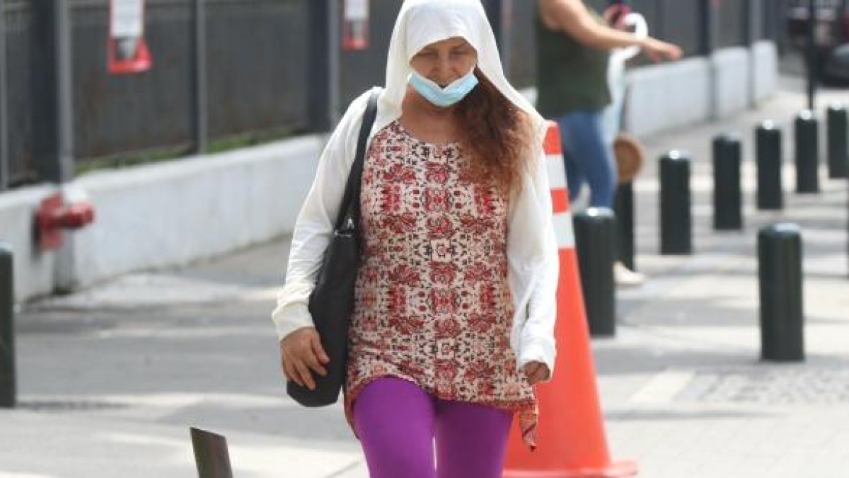 Por los solazos, algunas mujeres se parecen a las de Medio Oriente, improvisan sus burkas.