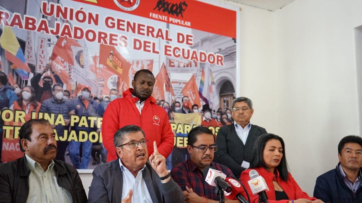 José Villavicencio, presidente de la UGTE junto a otros dirigentes de trabajadores del FUT se refiere a la posición de los gremios frente al decreto de muerte cruzada.