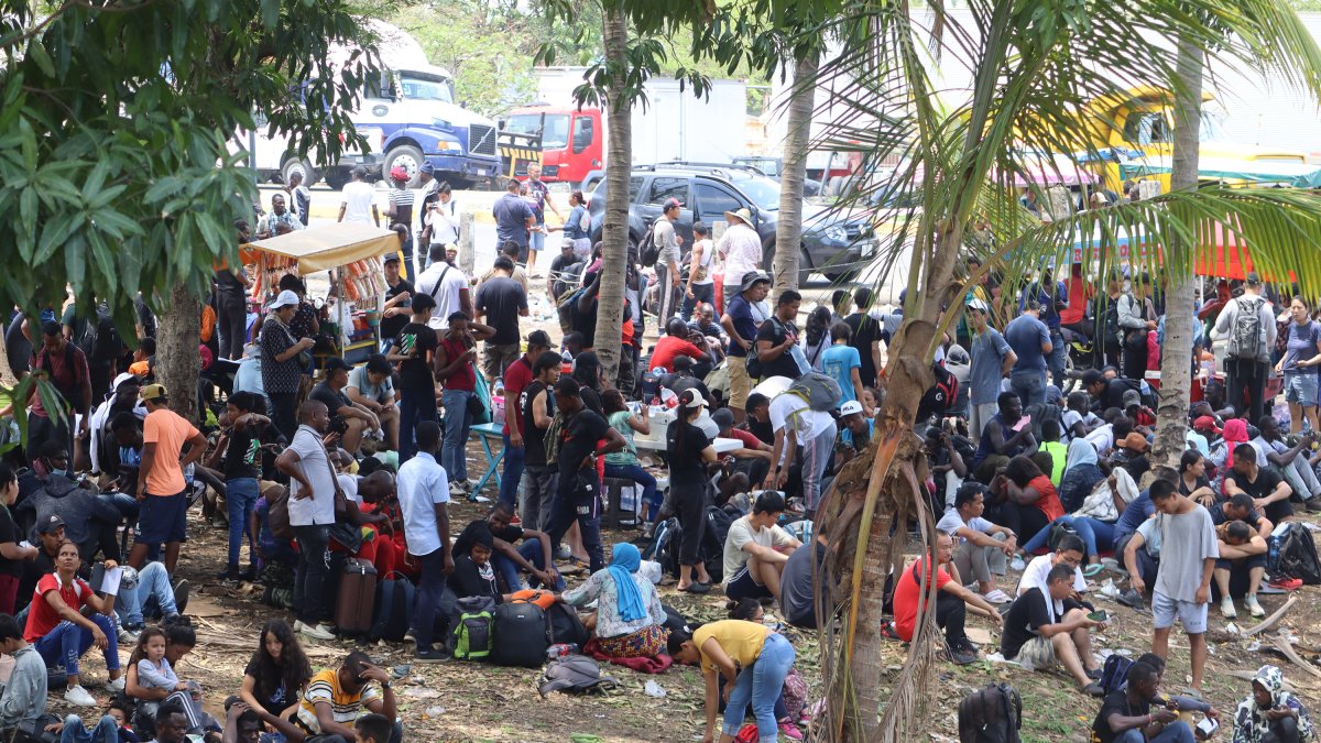 Migrantes permanecen en un puesto de control mientras esperan soluciones a su situación migratoria  en Tapachula (México).  