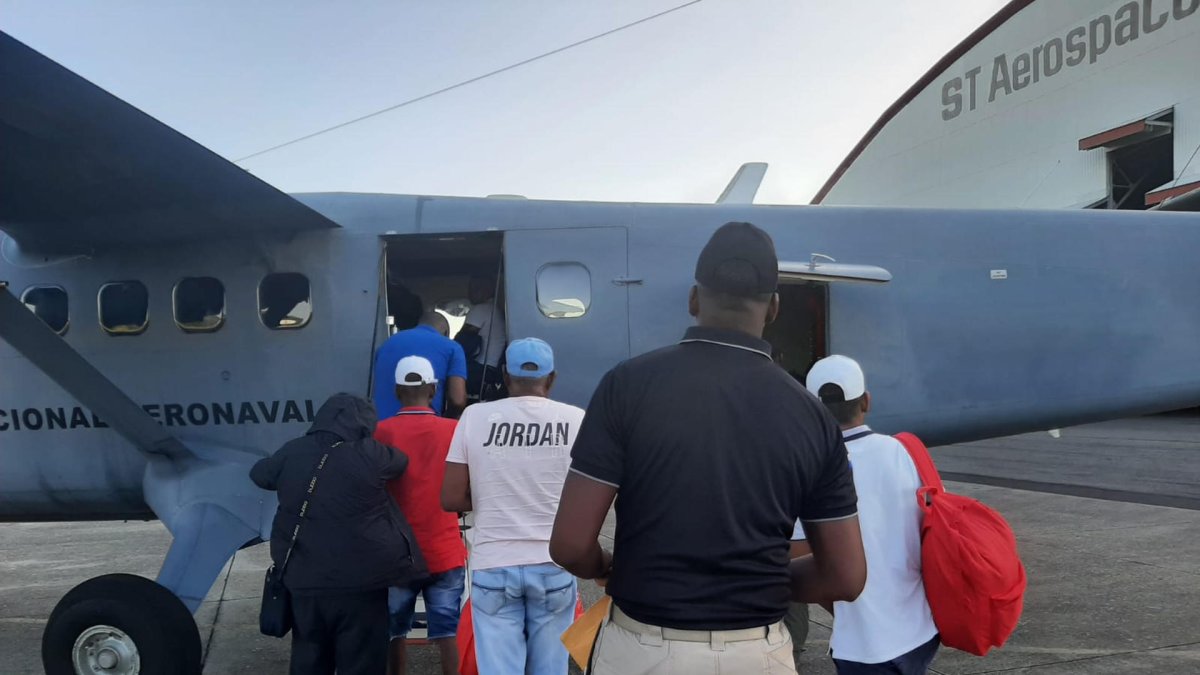 Fotografía cedida por el Ministerio de Seguridad Pública de Panamá de ciudadanos colombianos mientras abordan un avión para ser deportados a Colombia hoy.
