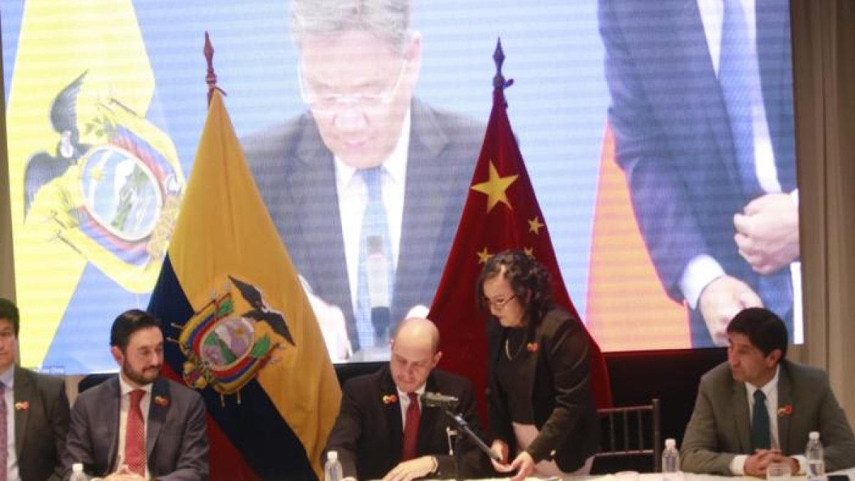 El ministro Prado, durante la firma del acuerdo con China.