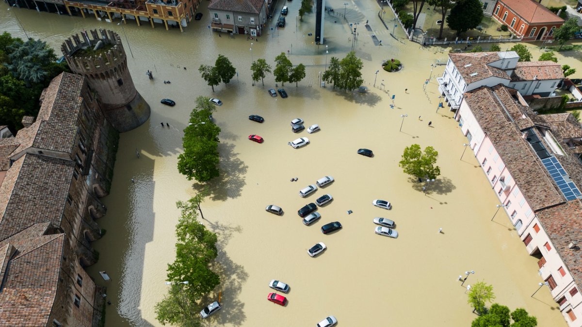 Centro de Lugo, cerca de Ravenna, Italia, se observa la inundación.
