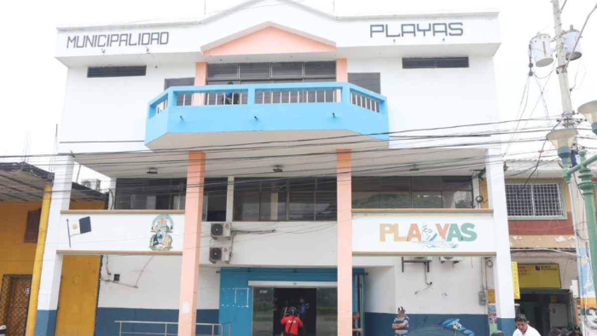 En el municipio de Playas, los guardias revisan a quienes ingresan.