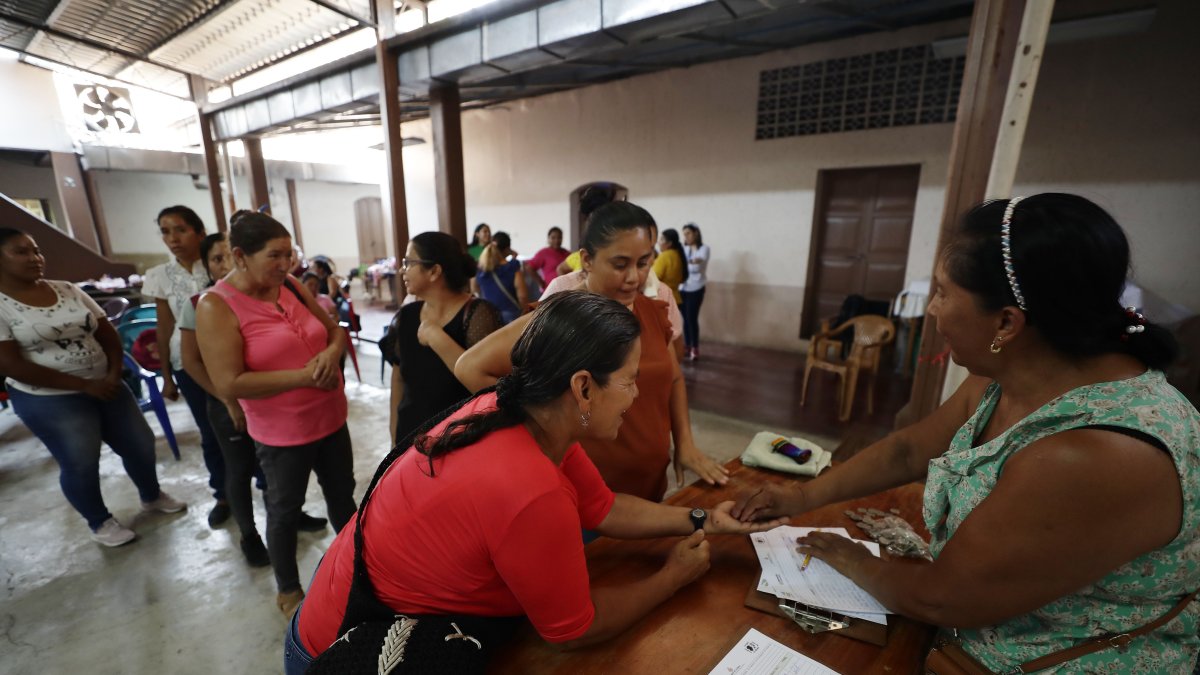 Programa. Un grupo de mujeres beneficiadas por un banco comunitario se reúne en Suchitoto (El Salvador).