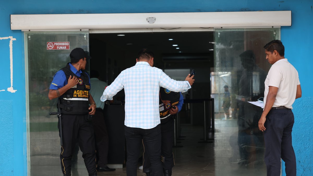 Playas. En el Municipio de Playas se revisa con minuciosidad a cada una de las personas que ingresan.