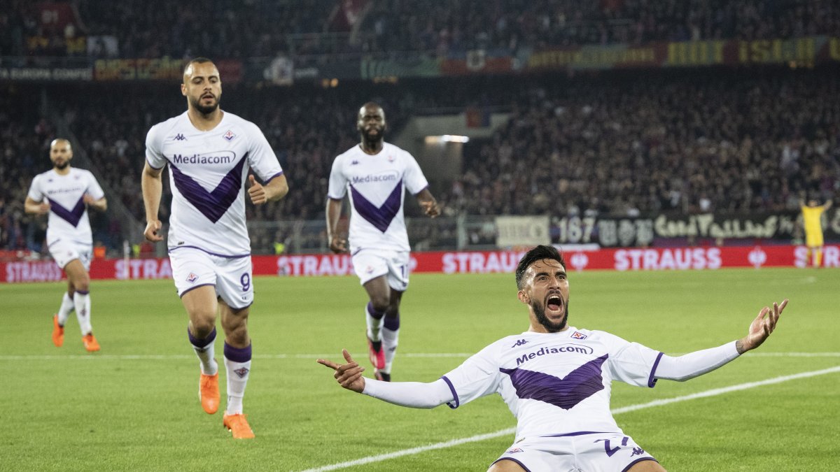 Nicolás González (d), de la Fiorentina, celebra después de su segundo gol durante el partido de vuelta de la semifinal de contra el Basel.