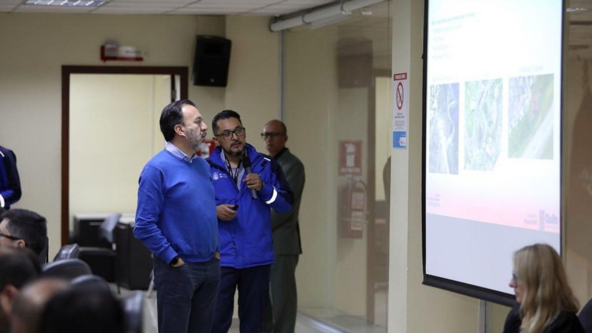 Reunión. El alcalde capitalino Pabel Muñoz asistió este jueves al ECU-911 a una reunión en la que se abordó el tema de riesgos y desastres.