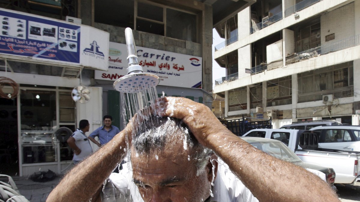 Un iraquí se refresca en una ducha pública en Bagdad (Irak) durante una ola de calor, en una imagen de archivo.